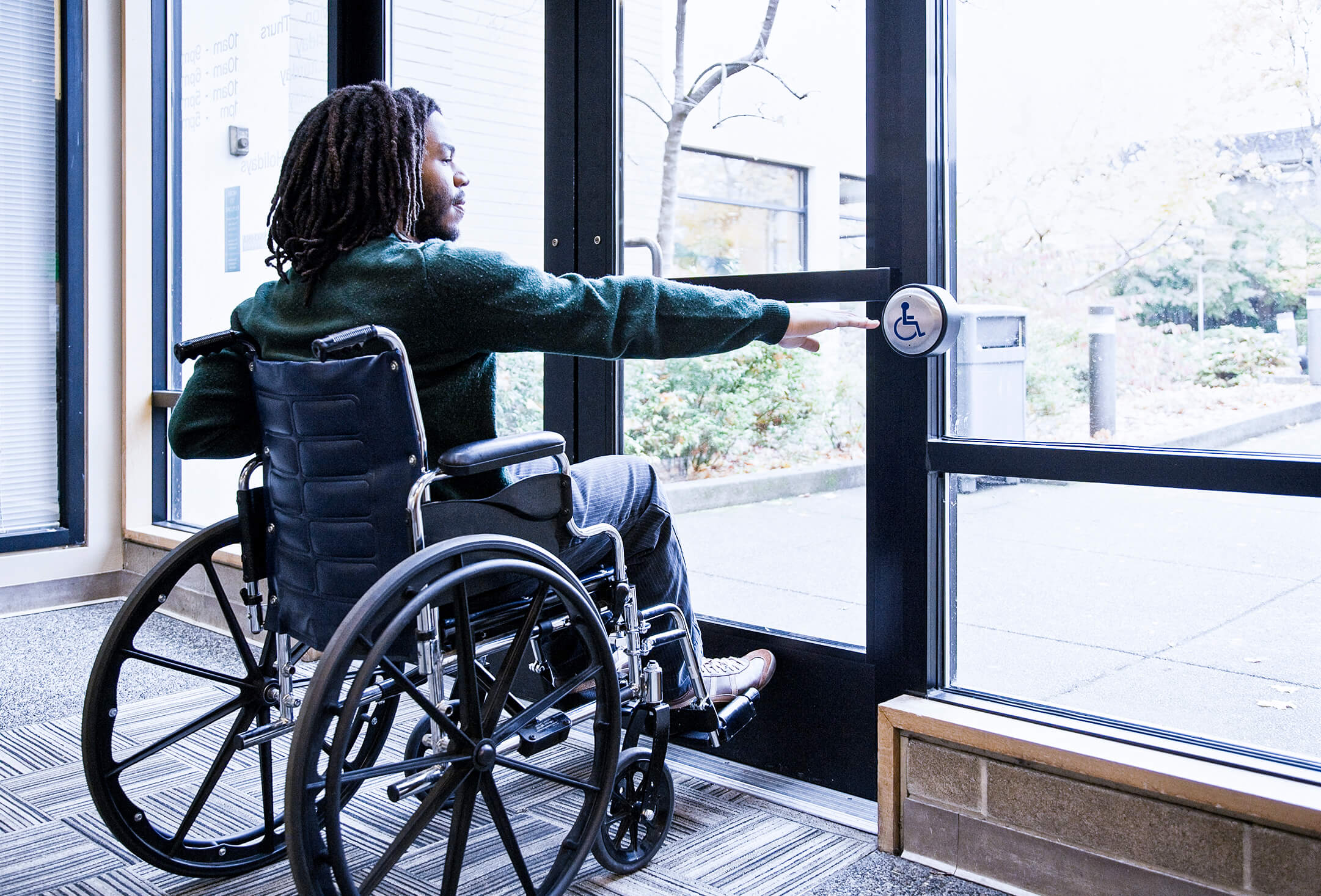 Para ter acessibilidade nas escolas, as portas devem ser de alavancas e facilitar a passagem de pessoas em cadeiras de rodas.